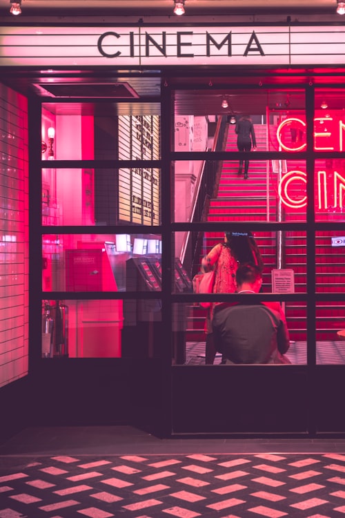 电影《星际归途》海报，科幻太空场景，主角身穿宇航服凝视远方