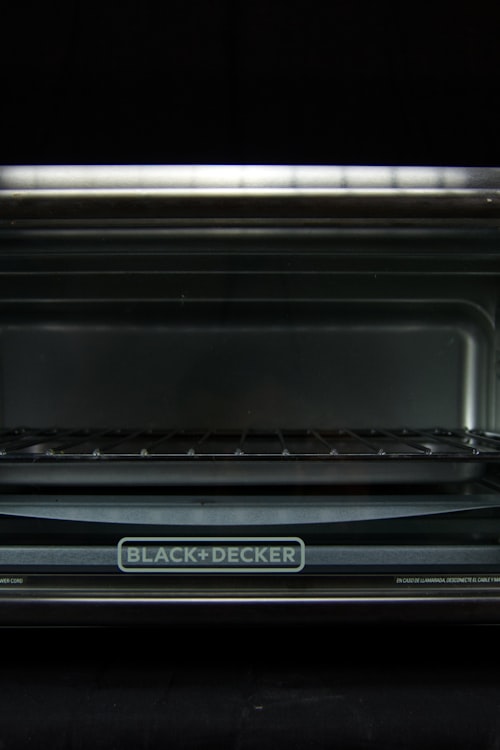 国产剧《扫黑风暴》海报，警匪对峙紧张场面